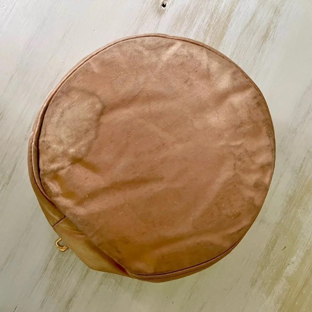 VINTAGE, ROUND 5 1/2” MAKEUP BAG WITH POWDER PUFF. ZIPPER CLOSURE.